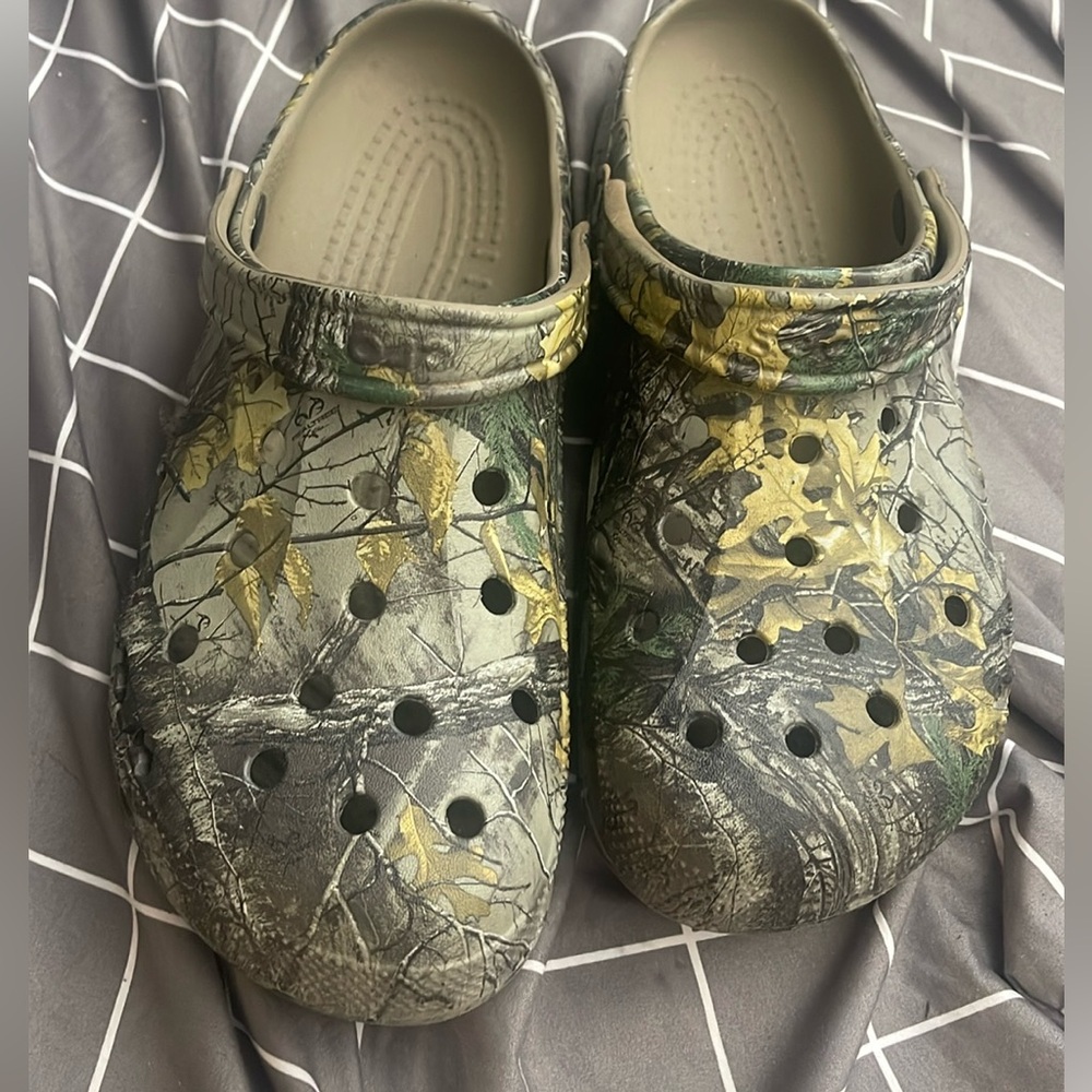Men’s size 10 crocs